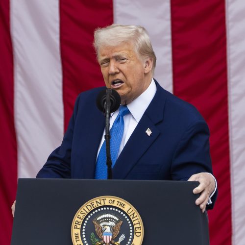 Trump adverte Putin que “está brincando com fogo”
