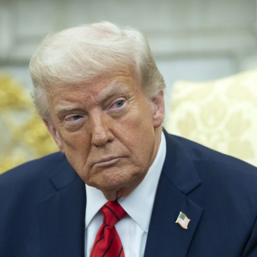 Trump anuncia fim dos bombardeios aos houthis após decisão de se renderem