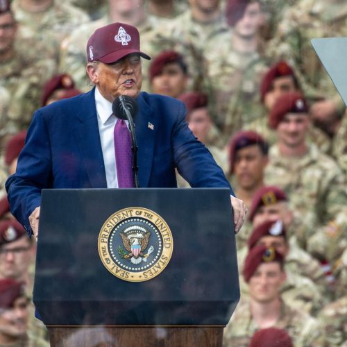Trump defende prisão para quem queima bandeira dos EUA