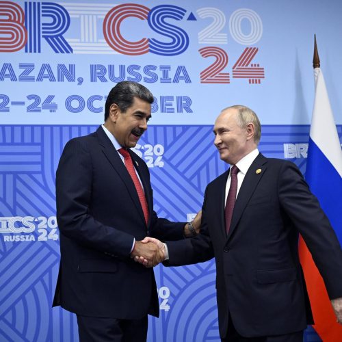 “Universidade” de Maduro forma influencers voltados a fake news