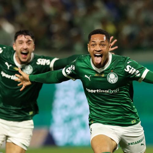 Vitor Roque marca nos acréscimos para levar Palmeiras à liderança