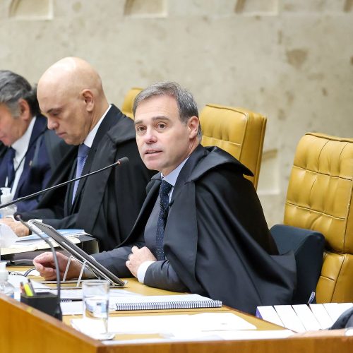 Voto de André Mendonça confronta atos de Alexandre de Moraes