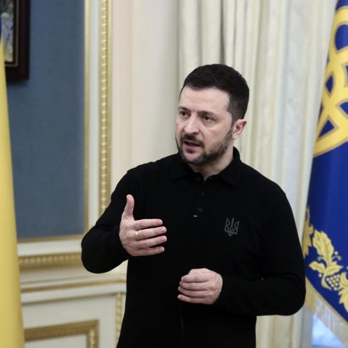 Zelensky diz que Rússia “zomba” de esforços de paz após novos ataques