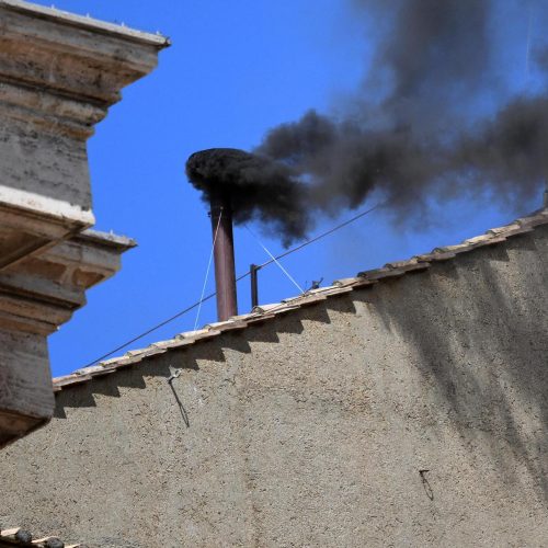 sem novo papa eleito, conclave continua